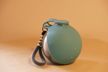 Gourde Nomade bleue, coque silicone avec gouttes d’eau