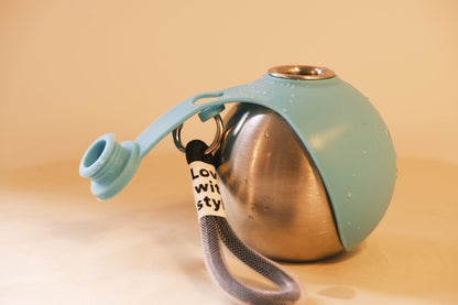 Gourde Nomade bleue, bouchon ouvert