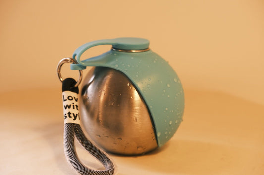 Gourde Nomade bleue, côté acier inoxydable avec dragonne
