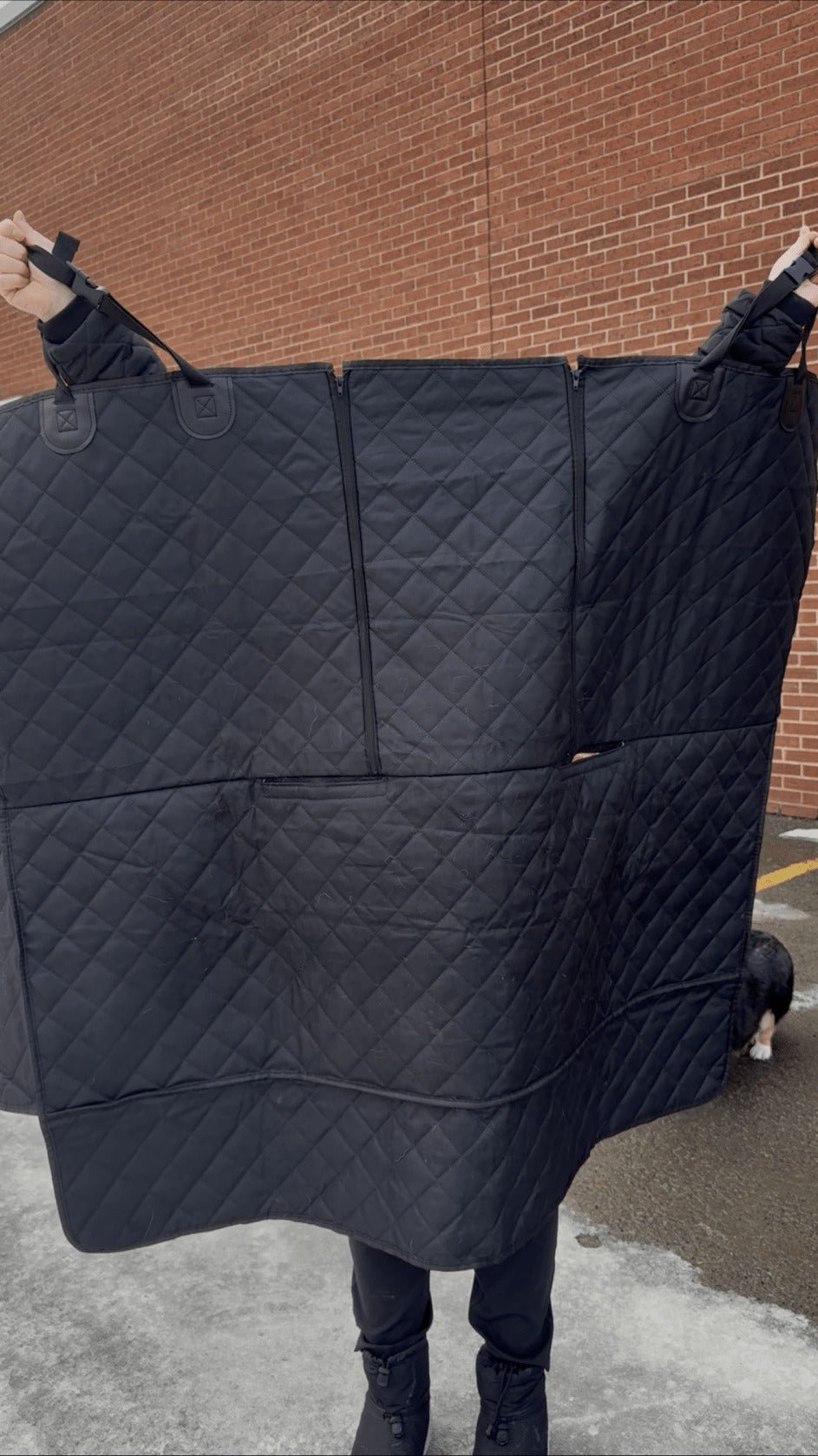 Housse dépliée tenue à deux mains, taille réelle